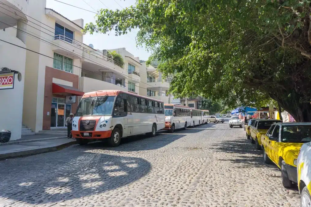 buses going to boca de tomatlan